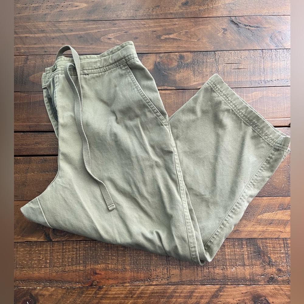 Petite Sophisticates Green Capris size 8
